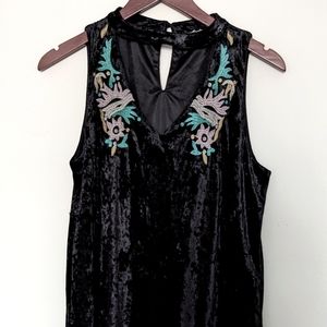Black sleeveless velvet dress